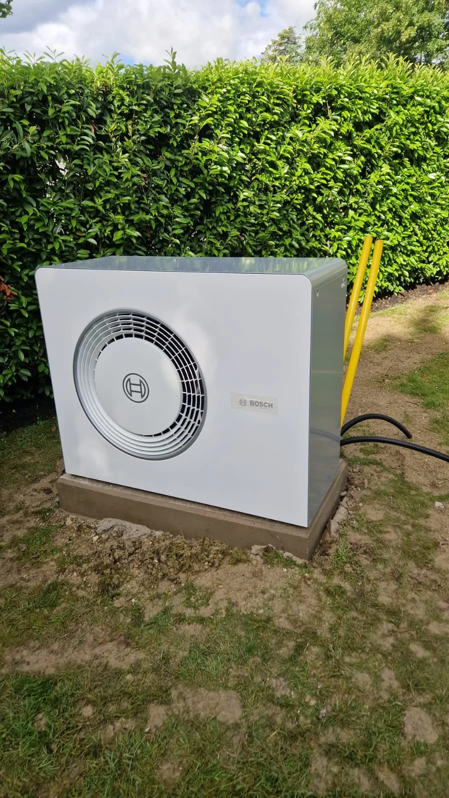 Pompe à chaleur air-eau installée à l’extérieur – RAYAN Chauffage & Sanitaires, Gland