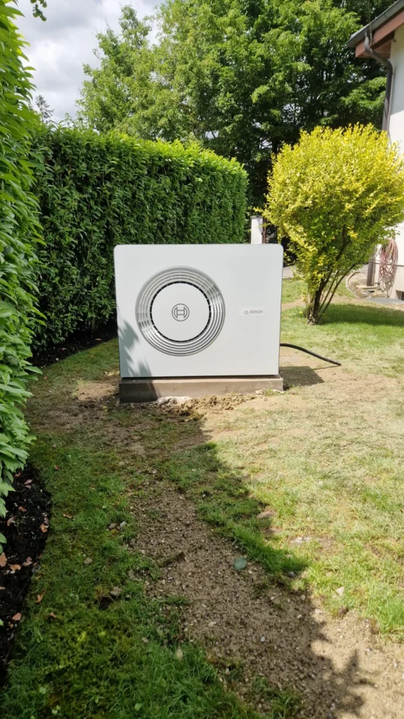 Pompe à chaleur air-eau installée à l’extérieur – RAYAN Chauffage & Sanitaires, Gland