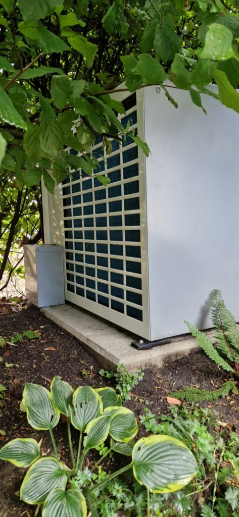 Pompe à chaleur air-eau installée à l’extérieur – RAYAN Chauffage & Sanitaires, Gland