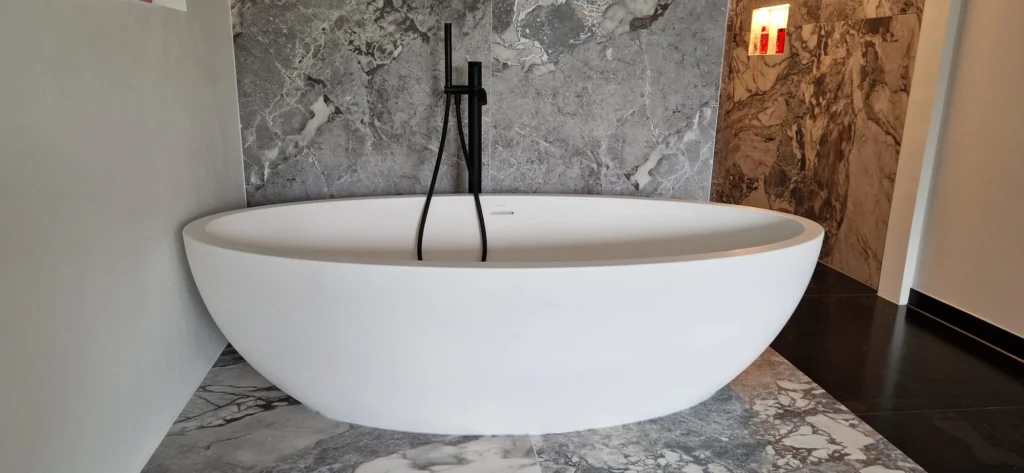 Salle de bains avec baignoire îlot – RAYAN Chauffage & Sanitaires, Gland