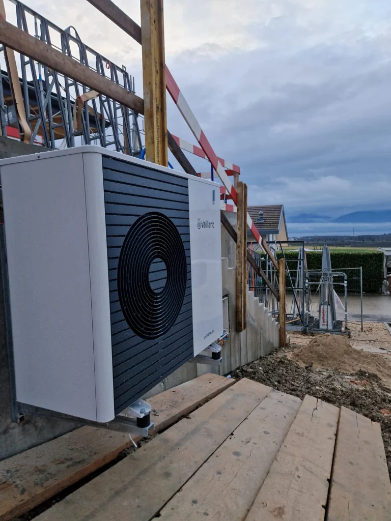 Pompe à chaleur air-eau installée à l’extérieur – RAYAN Chauffage & Sanitaires, Gland