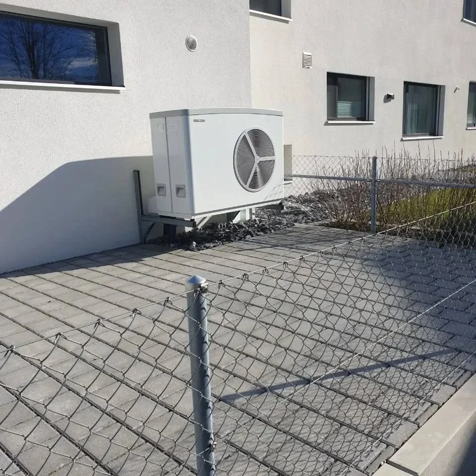 Pompe à chaleur air-eau installée à l’extérieur – RAYAN Chauffage & Sanitaires, Gland