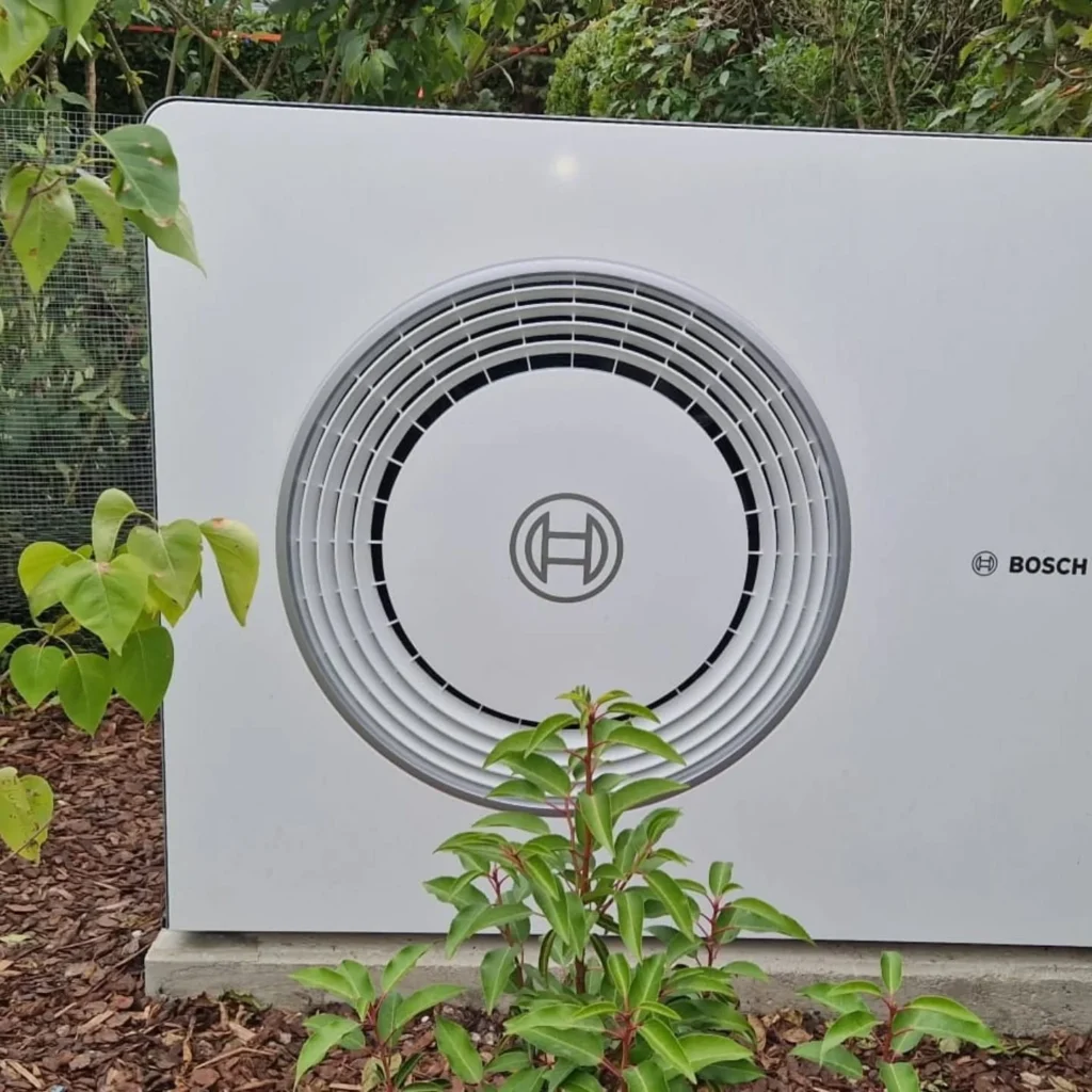 Pompe à chaleur air-eau installée à l’extérieur – RAYAN Chauffage & Sanitaires, Gland