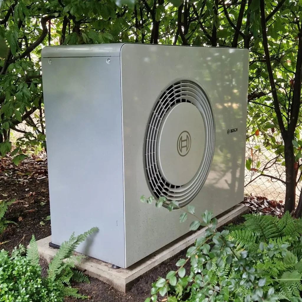 Pompe à chaleur air-eau installée à l’extérieur – RAYAN Chauffage & Sanitaires, Gland
