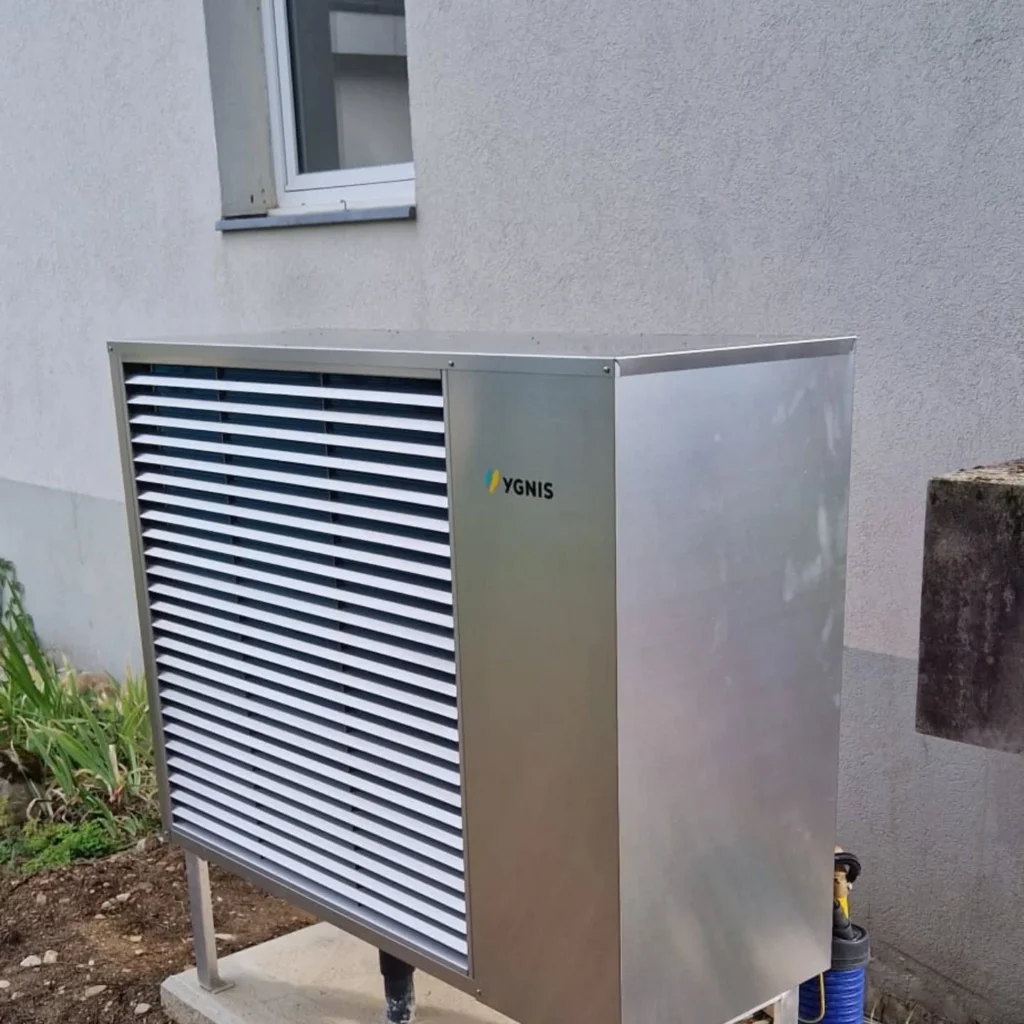 Pompe à chaleur air-eau installée à l’extérieur – RAYAN Chauffage & Sanitaires, Gland