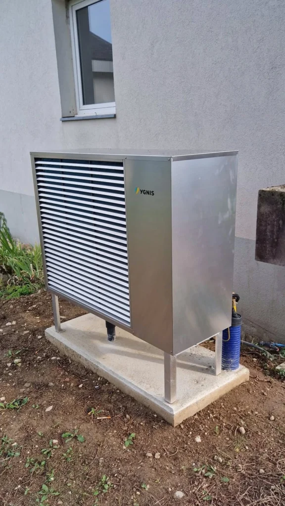 Pompe à chaleur air-eau installée à l’extérieur – RAYAN Chauffage & Sanitaires, Gland