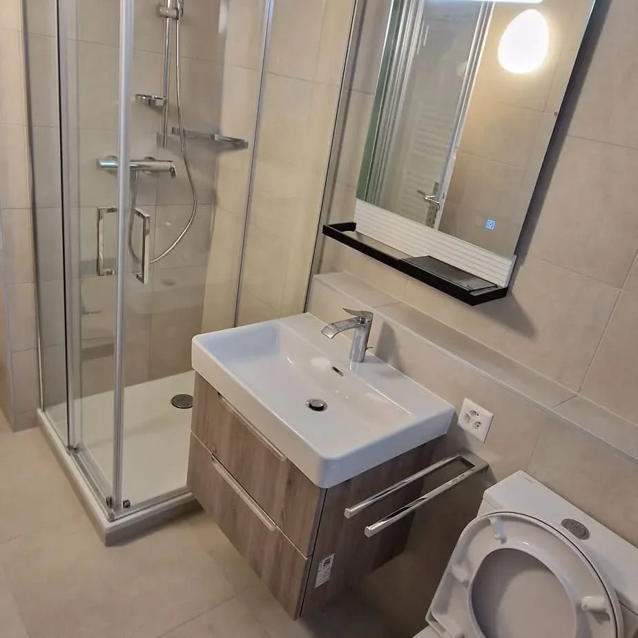 Salle de bains avec douche vitrée – RAYAN Chauffage & Sanitaires, Gland