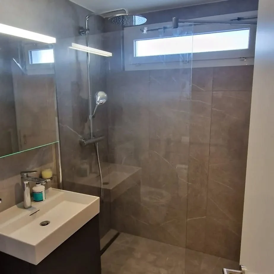 Salle de bains avec douche vitrée – RAYAN Chauffage & Sanitaires, Gland