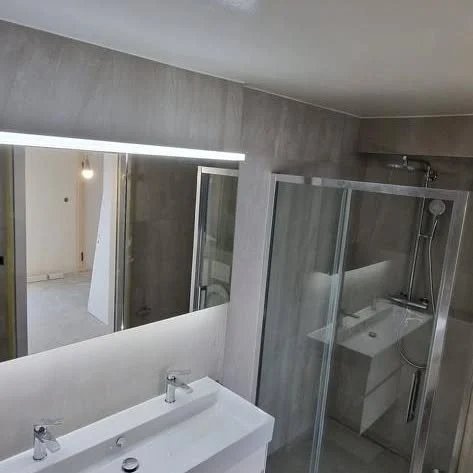 Salle de bains avec douche vitrée – RAYAN Chauffage & Sanitaires, Gland