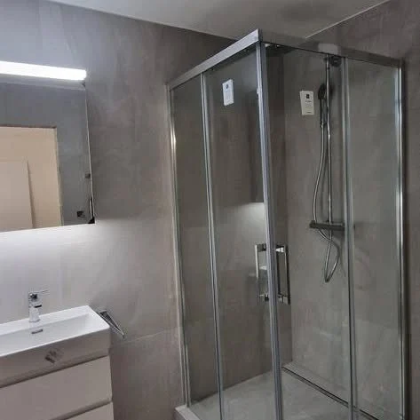 Salle de bains avec douche vitrée – RAYAN Chauffage & Sanitaires, Gland