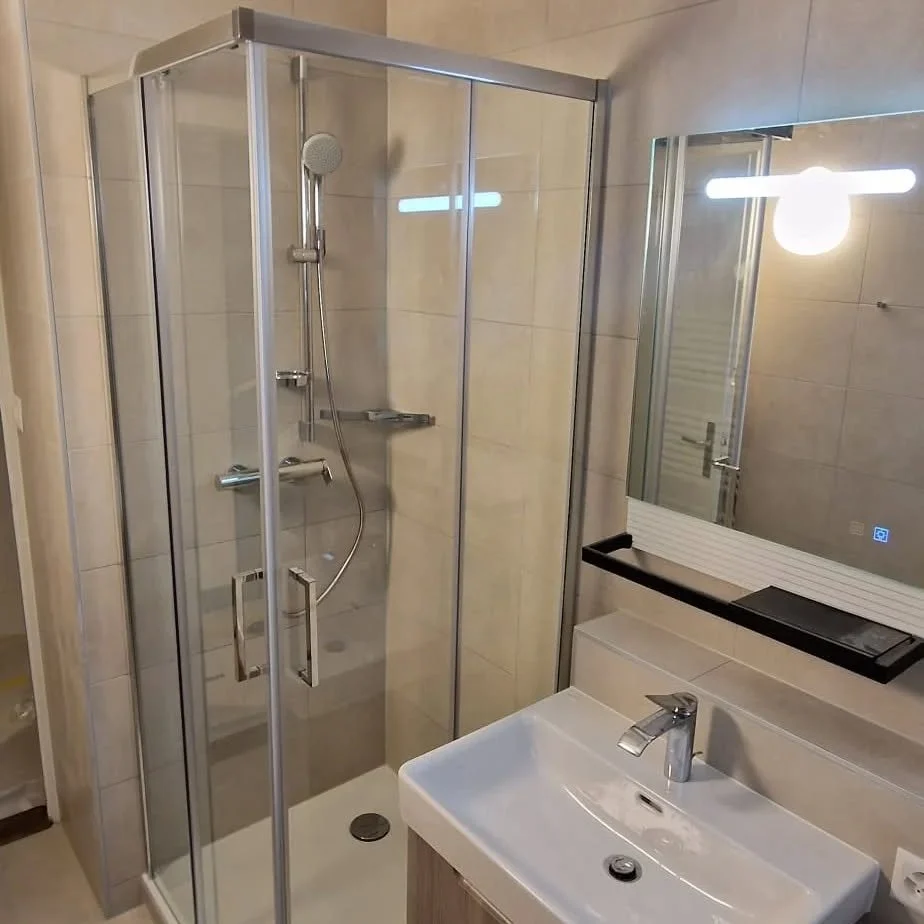 Salle de bains avec douche vitrée – RAYAN Chauffage & Sanitaires, Gland