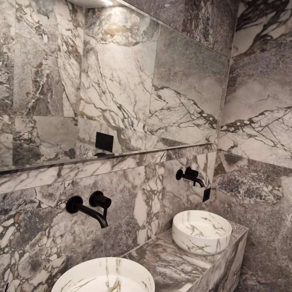 Salle de bains en marbre avec robinetterie noire – RAYAN Chauffage & Sanitaires, Gland