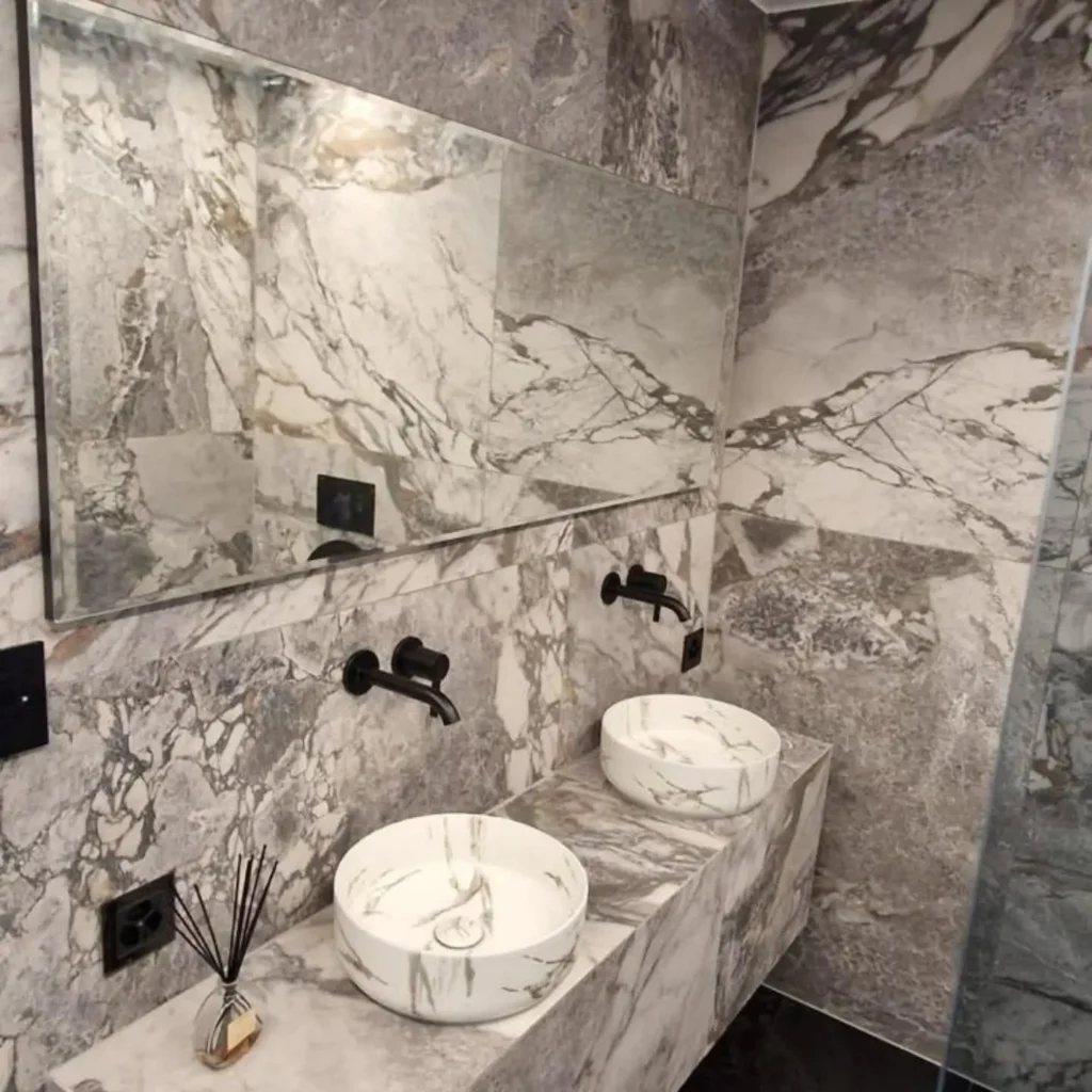 Salle de bains en marbre avec robinetterie noire – RAYAN Chauffage & Sanitaires, Gland