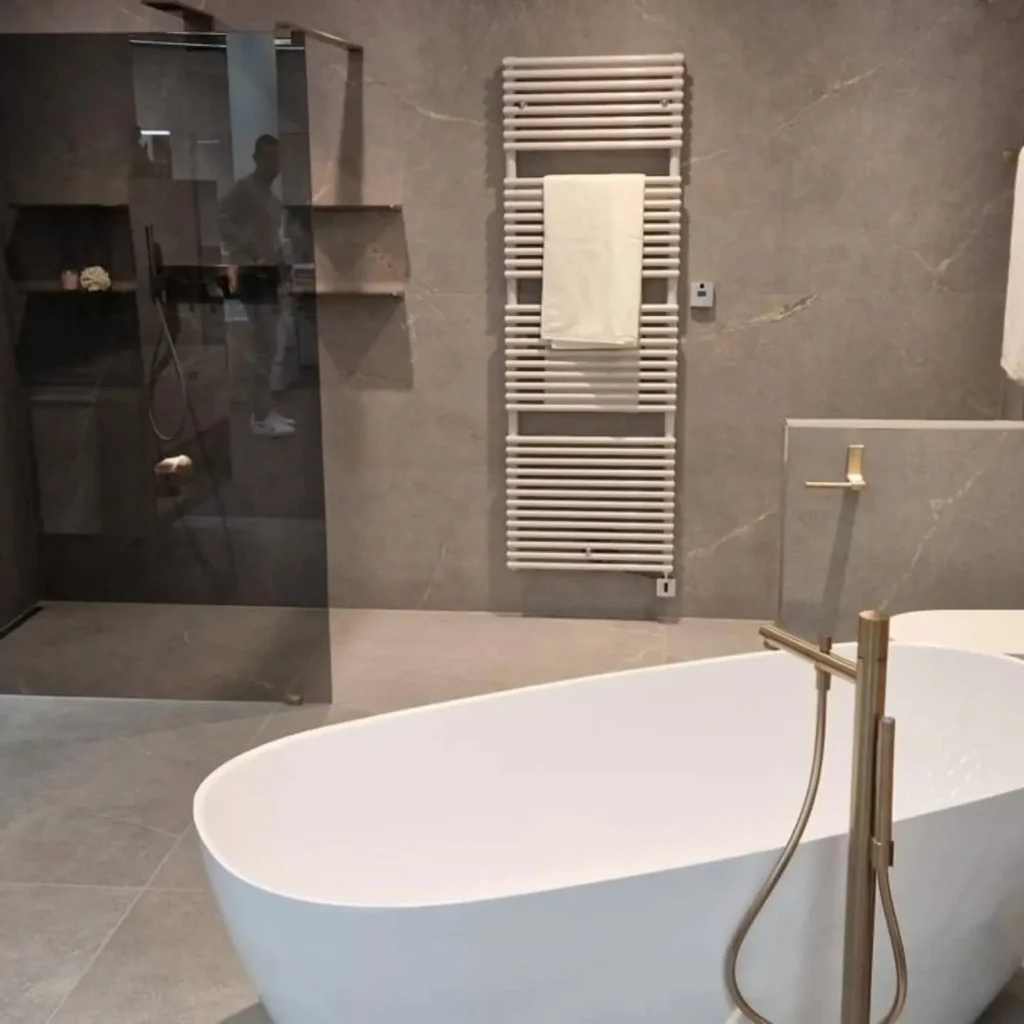 Salle de bains avec baignoire îlot – RAYAN Chauffage & Sanitaires, Gland