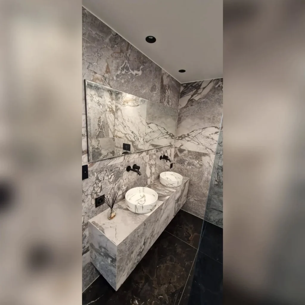 Salle de bains en marbre avec robinetterie noire – RAYAN Chauffage & Sanitaires, Gland