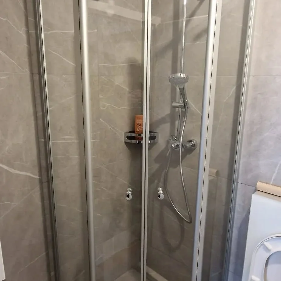 Salle de bains avec douche vitrée – RAYAN Chauffage & Sanitaires, Gland
