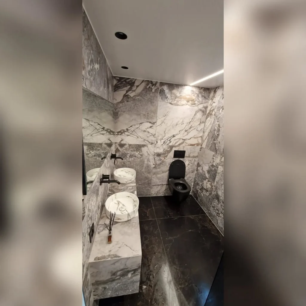 Salle de bains en marbre avec robinetterie noire – RAYAN Chauffage & Sanitaires, Gland