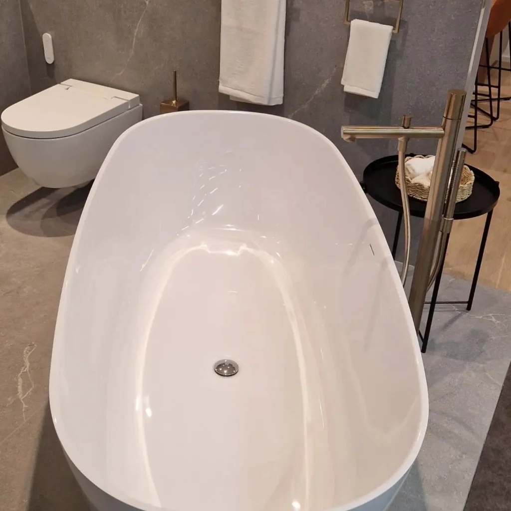 Salle de bains avec baignoire îlot – RAYAN Chauffage & Sanitaires, Gland