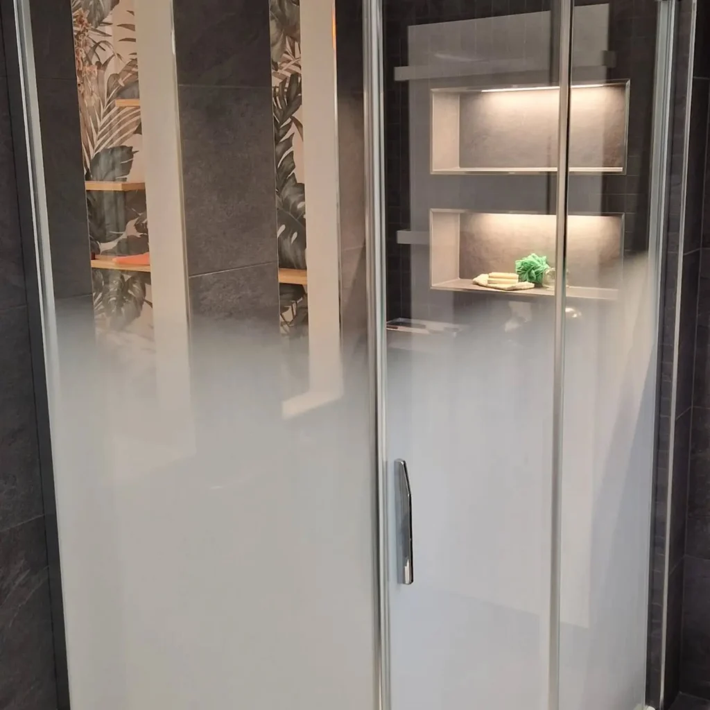 Salle de bains avec douche vitrée – RAYAN Chauffage & Sanitaires, Gland