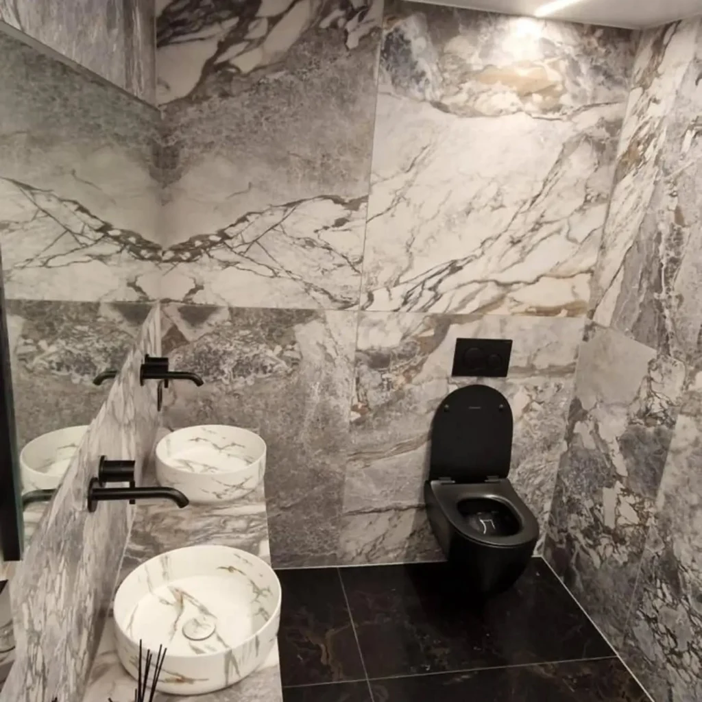 Salle de bains en marbre avec robinetterie noire – RAYAN Chauffage & Sanitaires, Gland