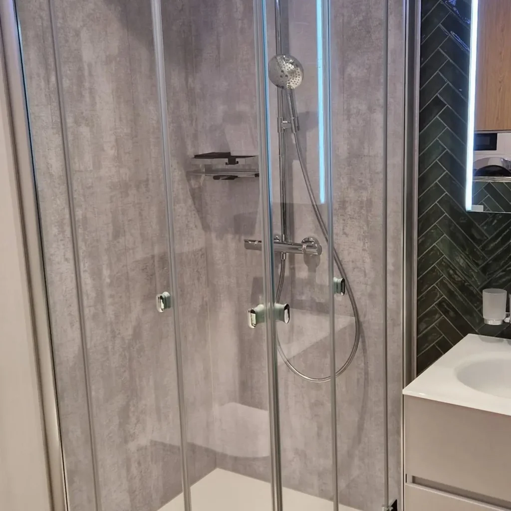 Salle de bains avec douche vitrée – RAYAN Chauffage & Sanitaires, Gland