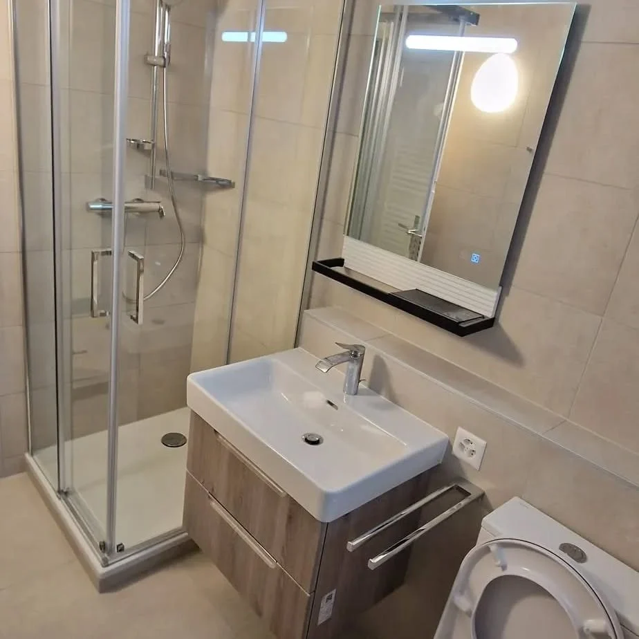 Salle de bains avec douche vitrée – RAYAN Chauffage & Sanitaires, Gland